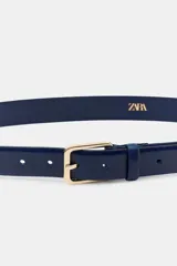 Cinturón de 3 cm de ancho confeccionado en piel 100%, con hebilla metálica cuadrada en tono dorado.