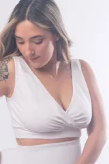 Top maternal cruzado de algodón elastizado, con escote en V, breteles anchos y espalda amplia. Diseño sin aros con gran cobertura de busto, pensado para facilitar la lactancia.