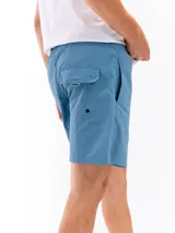 Short de baño negro de taslon de secado rápido, con moldería clásica, cintura elástica con cordón blanco para ajuste y un pequeño parche cuadrado con una letra 'F' en la parte inferior izquierda.