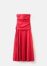 Vestido midi rojo de algodón con diseño palabra de honor, cuerpo drapeado y falda plisada evasé.