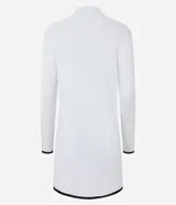 Cardigan de punto color blanco con detalles en negro en los bordes de los bolsillos, puños y ruedo. Presenta un diseño abierto, corte alargado y mangas largas.
