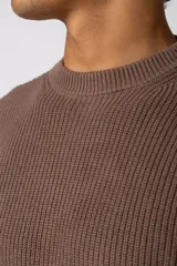 Sweater de tejido de punto acanalado en color azul, con cuello redondo, mangas largas y calce relajado.