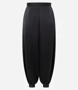 Pantalón aladín negro confeccionado en satén, de caída amplia, cintura ajustada y botamanga con puño.