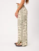 Pantalon estampado en tonos verde militar y beige, con diseño holgado y de tiro alto.