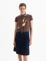 Pollera midi de denim azul oscuro, corte en A con una tabla central en el frente que genera caída fluida.