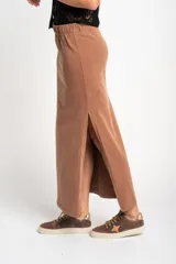 Falda midi color marrón, de algodón peinado, con cintura elástica y tajo lateral.