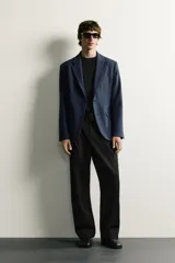 Blazer regular fit azul marino confeccionado en tejido con elasticidad, con cuello de solapas de muesca, cierre frontal con botones y bolsillos con solapa en la cadera.