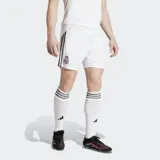 Short de fútbol Adidas Real Madrid, modelo local temporada 25/26, color blanco con tres franjas negras en el lateral y escudo del equipo bordado.
