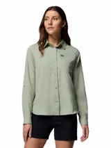 Camisa de manga larga Columbia, color verde claro, con cuello clásico, cierre frontal de botones y bolsillo pequeño en el pecho con logo de la marca.