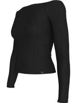 Remera negra de canalé con escote bardot y mangas largas.