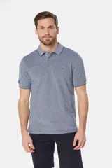 Remera polo lisa de piqué en color celeste, con cuello camisero, cierre frontal con botones y manga corta.