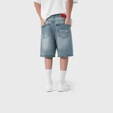 Bermuda baggy de denim celeste, con lavado ácido, corte holgado y bolsillos traseros con detalle de bordado en cursive.