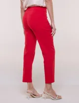 Pantalón de gabardina elastizada color beige, de tiro medio y calce slim. Cuenta con diseño pull-on sin cierres ni botones, cintura ancha, bolsillos delanteros simulados y bolsillos traseros ojal.