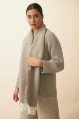 Bufanda unisex color marrón con flecos en los extremos.