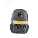 Mochila gris de poliéster con detalles en amarillo y el escudo de Peñarol en el frente. Cuenta con un bolsillo frontal transparente con estampado abstracto y bolsillos laterales de malla.