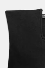 Body de tejido elástico color negro, con diseño strapless, escote recto con abertura frontal y cierre inferior con botones a presión.