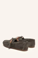 Mocasín estilo náutico de gamuza marrón, con cordones de cuero, borla decorativa y cuentas de colores en el empeine.