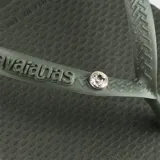 Ojotas Havaianas Slim Crystal Swarovski II color verde oscuro, con tiras finas y aplique de cristal Swarovski.