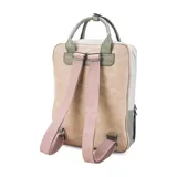 Mochila de diseño combinado en tres tonos, confeccionada en símil cuero. Cuenta con doble bolsillo frontal con cierre, asa de mano superior y correas regulables. El interior posee gran capacidad, con dos bolsillos con cierre y un compartimento abierto para celular.