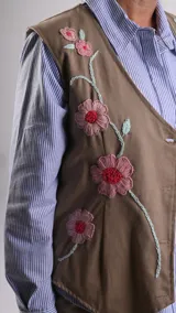 Chaleco reversible de acrocel de algodón, color beige, con bordados florales artesanales blancos y botones de madera.