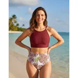 Bikini de dos piezas con top deportivo de cuello alto en color bordó y bombacha de tiro alto con estampado botánico de hojas en tonos marrones y verdes sobre fondo blanco.
