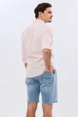 Bermuda de jean slim fit en color celeste, con bolsillos traseros clásicos y diseño cómodo que facilita el movimiento.