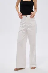 Pantalón blanco de tiro alto, corte ancho y recto, confeccionado en algodón con elastano, con pinzas y cierre frontal con botón.