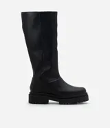 Bota de caña alta confeccionada en PU, con suela tractorada robusta y puntera redondeada. Diseño moderno y versátil con taco de 5,3 cm.