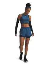 Short deportivo 2 en 1 de Under Armour, compuesto por un pantalón corto exterior ligero de color azul y un short de compresión interior integrado. Cuenta con cintura elástica con cordón, bolsillo lateral con cierre y logotipo reflectante.