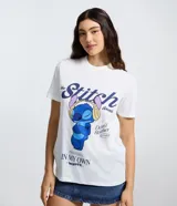 Remera de algodón color blanco con estampa frontal del personaje Stitch usando auriculares. Presenta cuello redondo, mangas cortas y un corte holgado.
