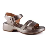 Sandalias negras de cuero con plataforma baja, dos tiras anchas sobre el empeine y tira trasera con hebilla.