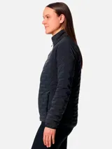 Campera técnica de plumón para mujer, color gris oscuro, con diseño de compartimentos elásticos integrados. Cuenta con cierre frontal completo, cuello alto, bolsillos laterales con cierre y puños con ribete elástico. Es una prenda compresible diseñada para actividades de montaña y senderismo.