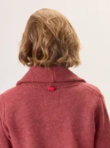 Saco de lana hervida color negro, con cuello solapa, cierre frontal de botones rústicos y bolsillos laterales. Presenta un diseño clásico con coderas y textura artesanal.