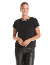 Blusa de crepe color blanco, con cuello redondo y mangas cortas. Presenta apliques de perlas decorativas en el borde del cuello y en los extremos de las mangas.