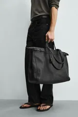 Bolso shopper de piel con acabado abatanado, compartimento principal con cierre de cremallera, dos asas de mano, dos asas de hombro y detalle de llavero.