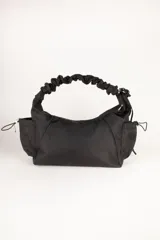 Bandolera color verde militar, con correa de hombro fruncida y bolsillos laterales.