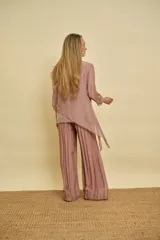 Blusa rosada de manga larga, con escote en V y diseño holgado en capas de tela satinada y con lentejuelas.