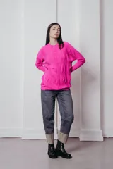 Sweater de punto con textura de ochos verticales, cuello redondo, mangas largas con puños acanalados y silueta relajada.