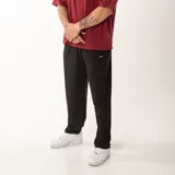 Pantalón deportivo de corte recto y ajuste cómodo, confeccionado en tejido ligero con acabado técnico. Presenta bolsillos laterales con cierre y un pequeño logo bordado en la parte superior.