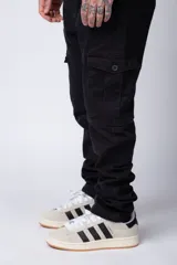 Pantalón cargo negro con múltiples bolsillos laterales y ajuste en los tobillos.