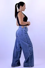 Jean baggy cargo azul de tiro alto, con bolsillos laterales y costuras decorativas en las piernas.