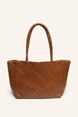 Cartera tipo tote bag de cuero marrón, confeccionada con diseño trenzado a mano y asas largas firmes.