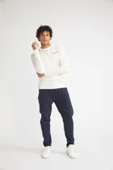 Pantalón deportivo de invierno para hombre, con interior frisado, corte regular, bolsillos laterales y cintura elástica con cordón de ajuste. Presenta logo estampado y detalle en goma.