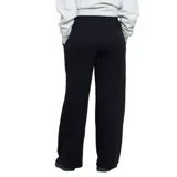 Pantalón de corte ancho y tiro medio, confeccionado en tejido de algodón, con cintura elástica y bolsillos laterales.