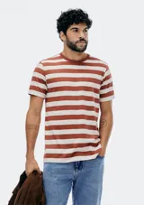 Remera de manga corta con cuello redondo y diseño a rayas horizontales color marrón y beige.