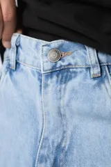 Bermuda de jean color marrón con lavado vintage, corte amplio y ruedo desflecado.