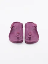 Sandalia de dedo color negro, con tira gruesa ajustable con hebilla.