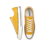 Championes Converse Chuck 70 Ox color amarillo con cordones blancos y suela de goma blanca.