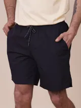 Short de baño color negro, con cintura elástica y cordón ajustable bicolor. Cuenta con bolsillos laterales y aplique de la marca en la pierna.