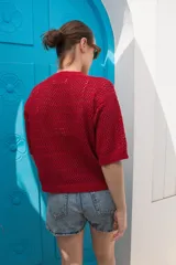 Saco tejido calado color ocre, con mangas al codo y botones de coco. Tiene grifa de cuero en la espalda.